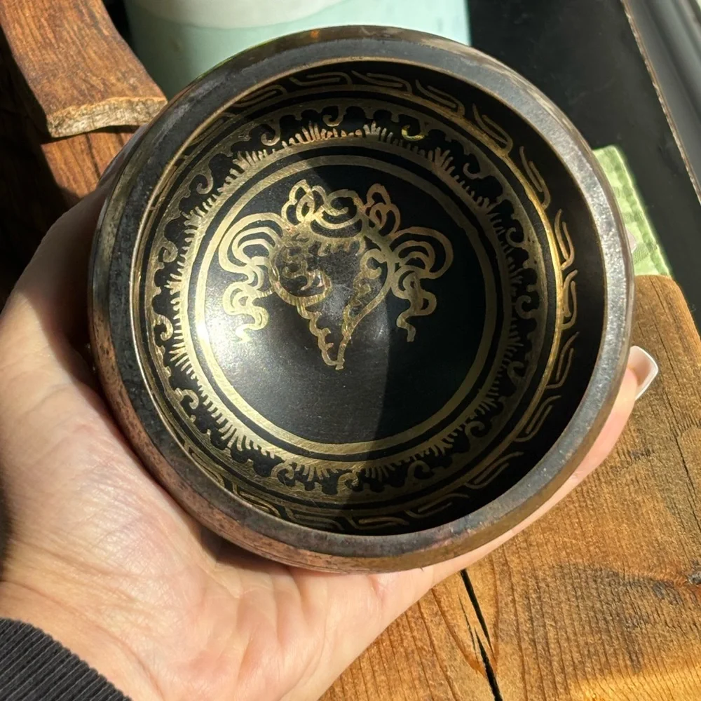 Tibetan singing bowl, often used for meditation and sound healing - Picture 9 of 10